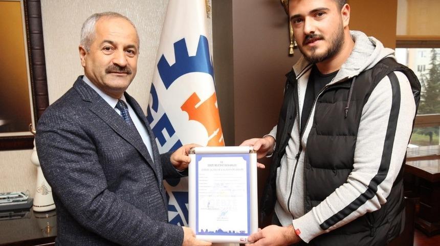 Başkan Büyükgöz yılın son iş yeri açma ruhsatını verdi