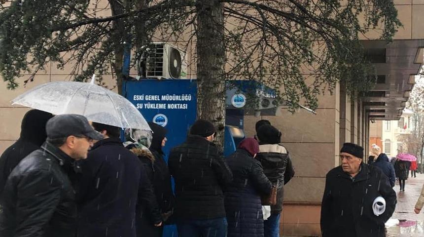 Vatandaş yılın son gününde su kuyruğunda
