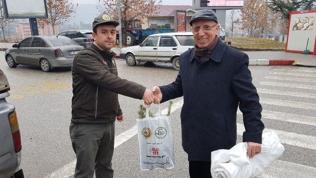 Karabük’te yılbaşı için 1000 adet fidan dağıtıldı