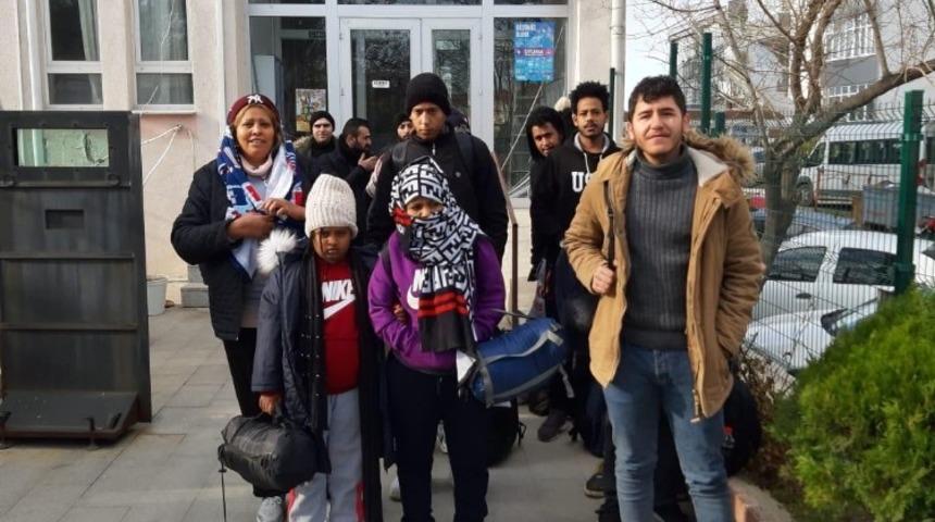 Keşan&rsquo;da 21 d&uuml;zensiz g&ouml;&ccedil;men yakalandı, g&ouml;&ccedil;men ka&ccedil;ak&ccedil;ısı tutuklandı