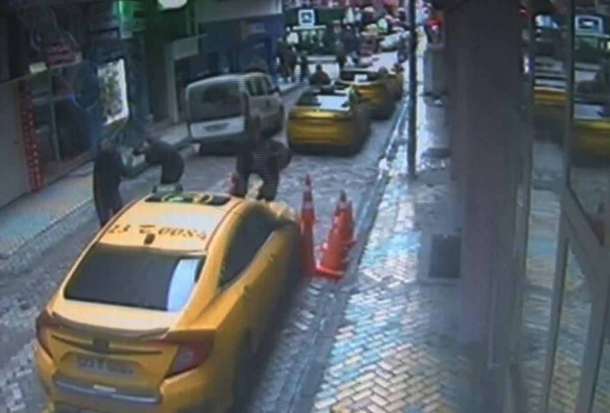 Tabela asarken taksinin &uuml;zerine d&uuml;şt&uuml;! O anlar kamerada