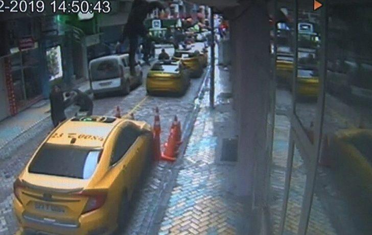 Tabela asarken taksinin üzerine düştü! O anlar kamerada G2