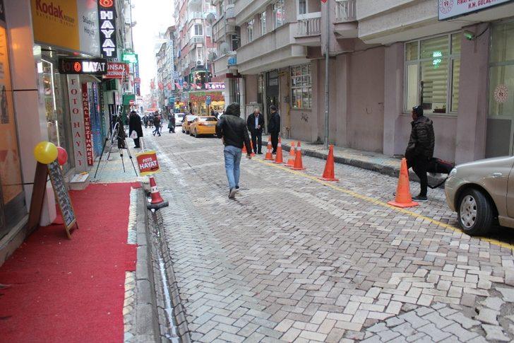 Tabela asarken taksinin üzerine düştü! O anlar kamerada G3