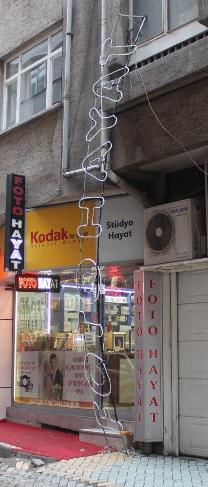 Tabela asarken taksinin üzerine düştü! O anlar kamerada G4