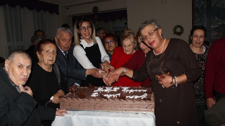 Huzurevinde yılbaşı programı d&uuml;zenlendi