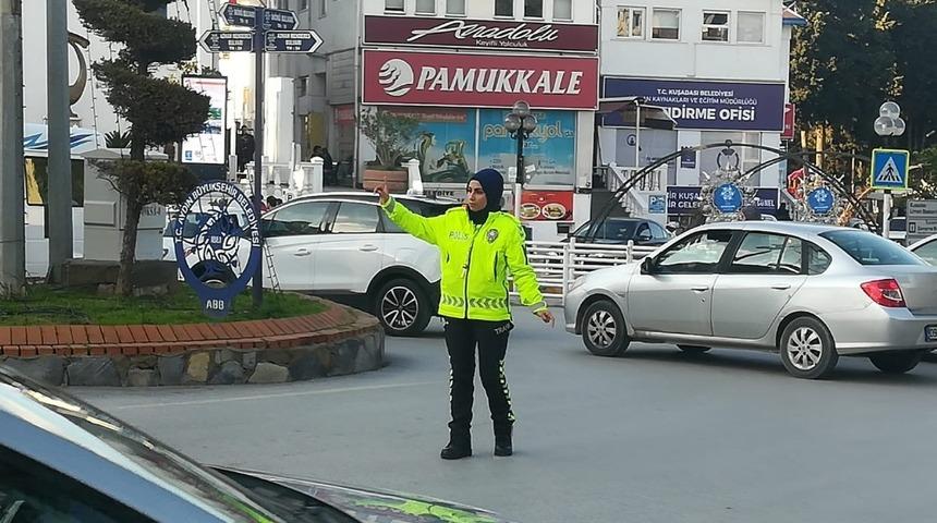 Kuşadası’nda trafik bayan polislere emanet