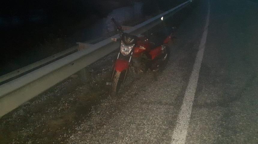 Devrilen motosiklet s&uuml;r&uuml;c&uuml;s&uuml; yaralandı