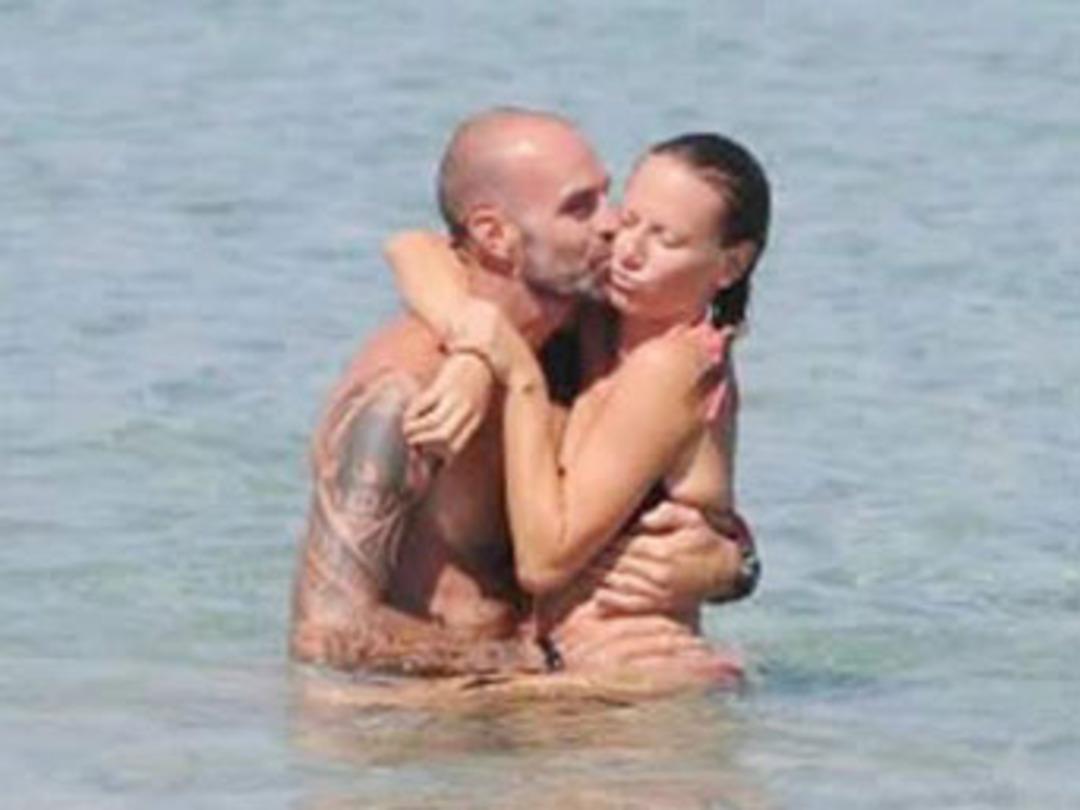 Eşiyle g&ouml;r&uuml;nt&uuml;lendi