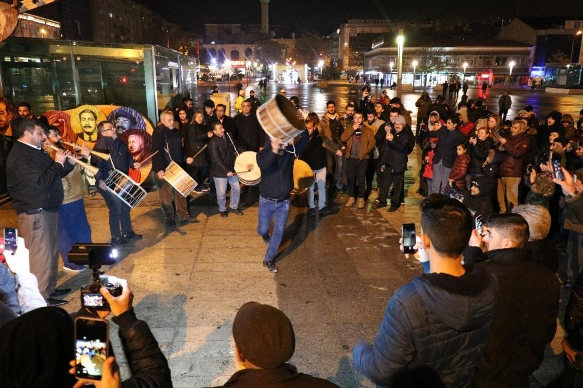 Davulun ritmine kendini kaptıran &ldquo;Noel baba&rdquo; kendini kaybetti