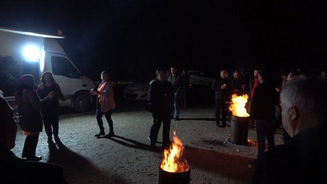 Ormanlık alanda ateş yakıp yılbaşını eğlenerek karşıladılar