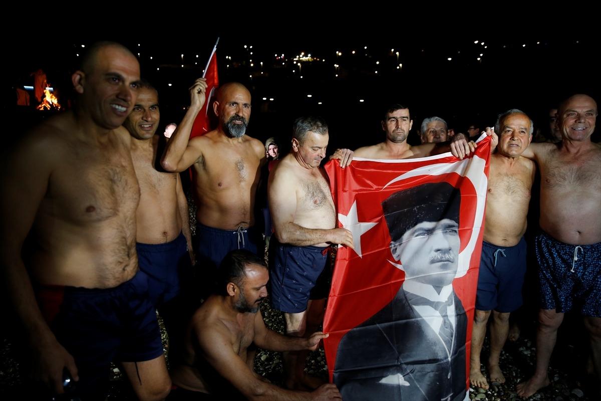 Soğuk havaya aldırmadılar! 2020'yi b&ouml;yle karşıladılar!