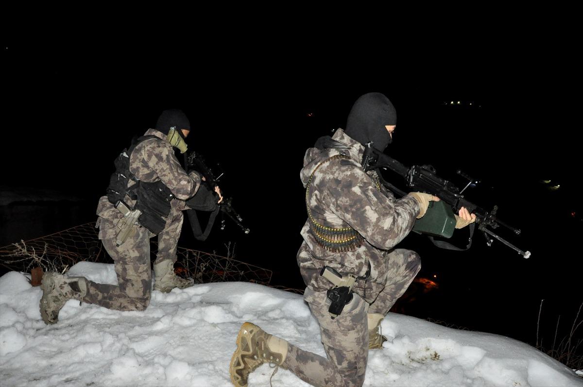 Mehmet&ccedil;ik yeni yılı sınırda eli tetikte karşıladı!