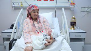 Sağlık Bakanı Koca, başkentte yeni yılın ilk bebeğini ziyaret etti: