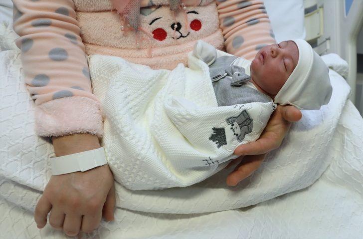 Sağlık Bakanı Koca, başkentte yeni yılın ilk bebeğini ziyaret etti: G2