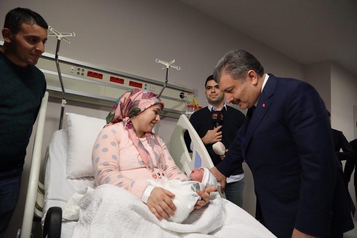 Sağlık Bakanı Koca, başkentte yeni yılın ilk bebeğini ziyaret etti: G3