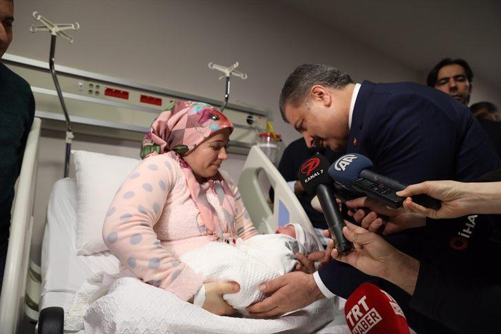 Sağlık Bakanı Koca, başkentte yeni yılın ilk bebeğini ziyaret etti: G4