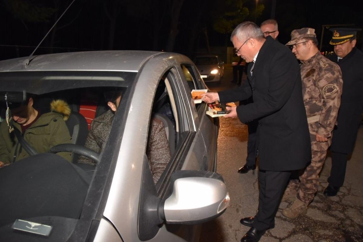 Vali Deniz&rsquo;den vatandaşlara yeni yılda kitap hediyesi