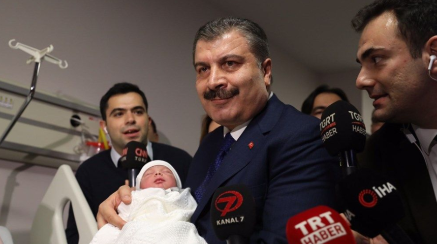 Sağlık Bakanı Fahrettin Koca 2020 yılının ilk bebeğini ziyaret etti!
