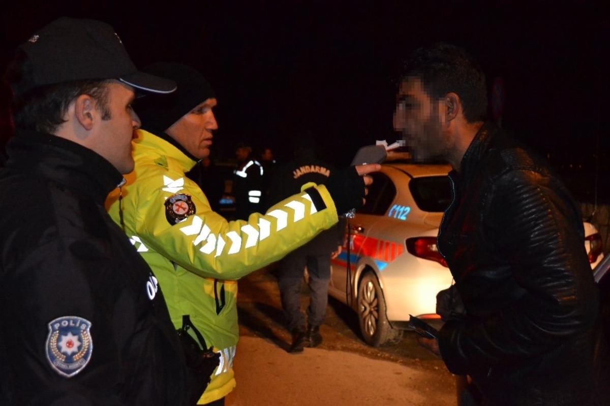 &Ccedil;al&rsquo;da jandarma ve polisten yılbaşı denetimleri