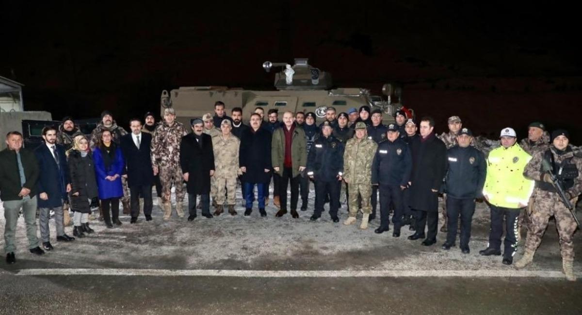 Bakan Soylu, jandarma ve polis kontrol noktasında g&uuml;venlik g&uuml;&ccedil;lerinin yeni yılını kutladı