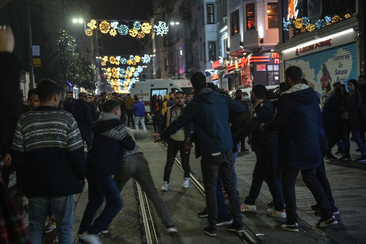 İstiklal Caddesi'nde tekme ve yumruklar havada u&ccedil;uştu!