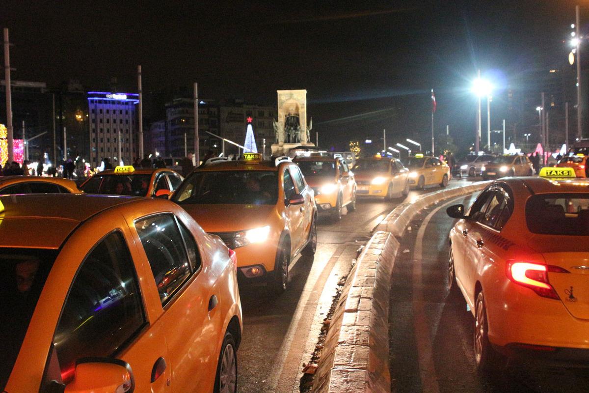 Taksim Meydanı ara&ccedil; trafiğine a&ccedil;ıldı