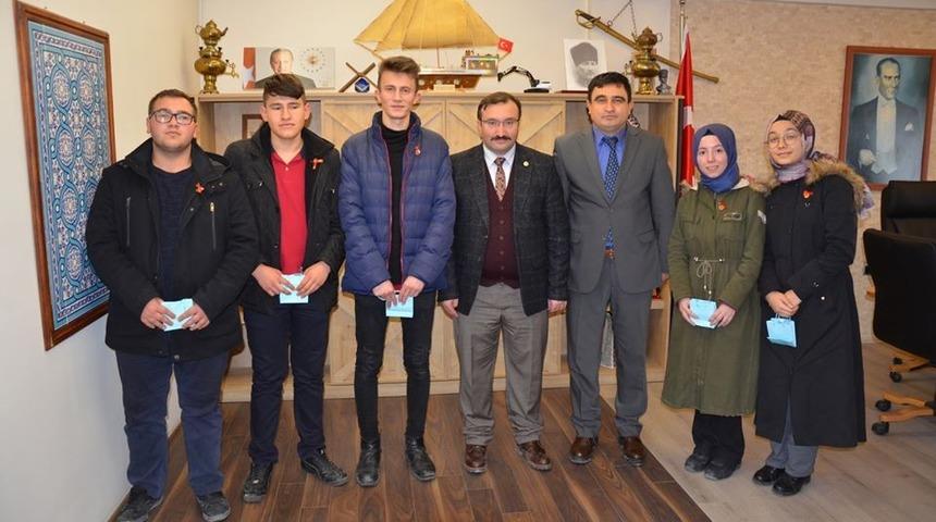 Başarılı &ouml;ğrencilere &ouml;d&uuml;l