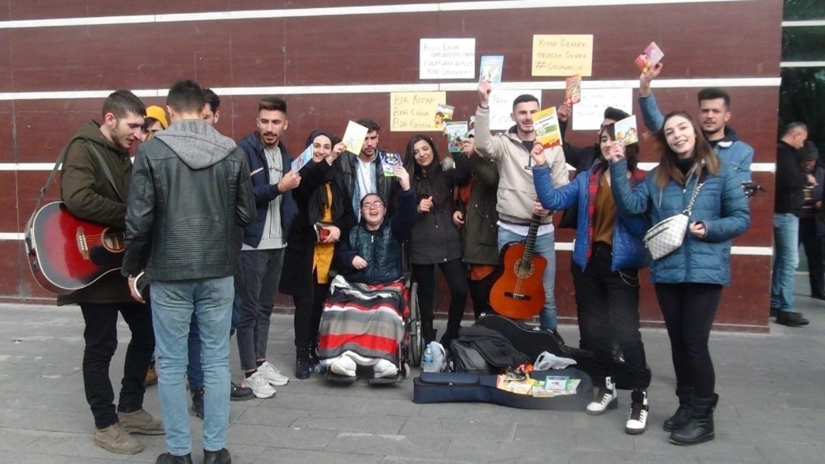 &Uuml;niversiteli gen&ccedil;ler ilkokul &ouml;ğrencileri i&ccedil;in kitap toplama etkinliği d&uuml;zenledi