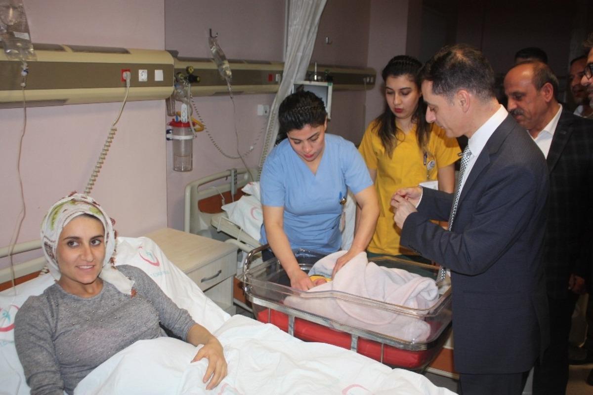Diyarbakır&rsquo;da 2020&rsquo;nin ilk bebeği d&uuml;nyaya geldi