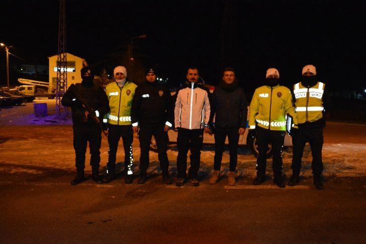 Sarıkamış Kaymakamı Koşal, yılbaşı gecesi eksi 15 derecede görev başında olan kolluk kuvvetlerine ziyarette bulundu G1