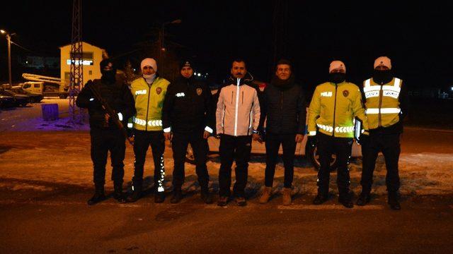 Sarıkamış Kaymakamı Koşal, yılbaşı gecesi eksi 15 derecede görev başında olan kolluk kuvvetlerine ziyarette bulundu