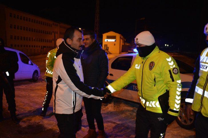 Sarıkamış Kaymakamı Koşal, yılbaşı gecesi eksi 15 derecede görev başında olan kolluk kuvvetlerine ziyarette bulundu G2
