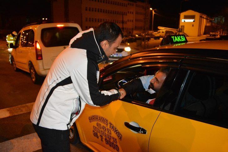 Sarıkamış Kaymakamı Koşal, yılbaşı gecesi eksi 15 derecede görev başında olan kolluk kuvvetlerine ziyarette bulundu G3