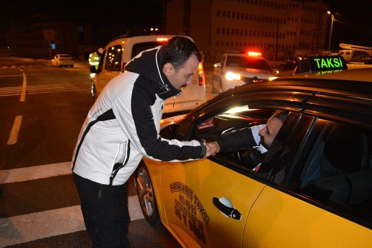 Sarıkamış Kaymakamı Koşal, yılbaşı gecesi eksi 15 derecede görev başında olan kolluk kuvvetlerine ziyarette bulundu G4