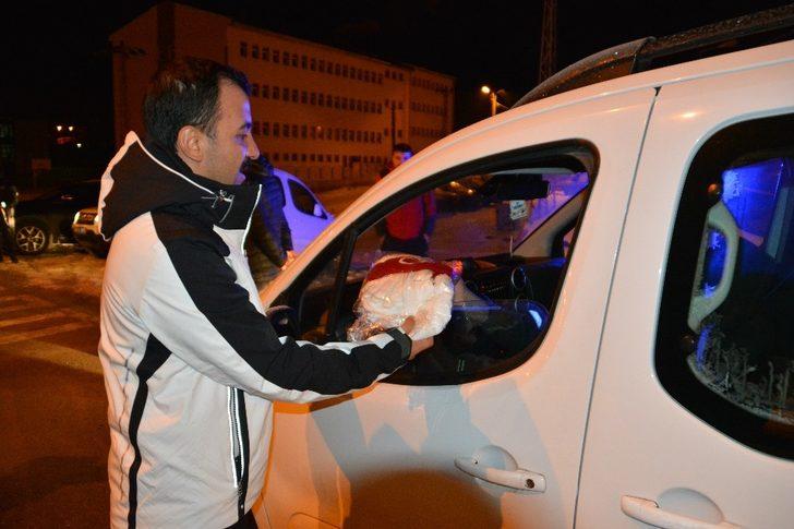 Sarıkamış Kaymakamı Koşal, yılbaşı gecesi eksi 15 derecede görev başında olan kolluk kuvvetlerine ziyarette bulundu G5