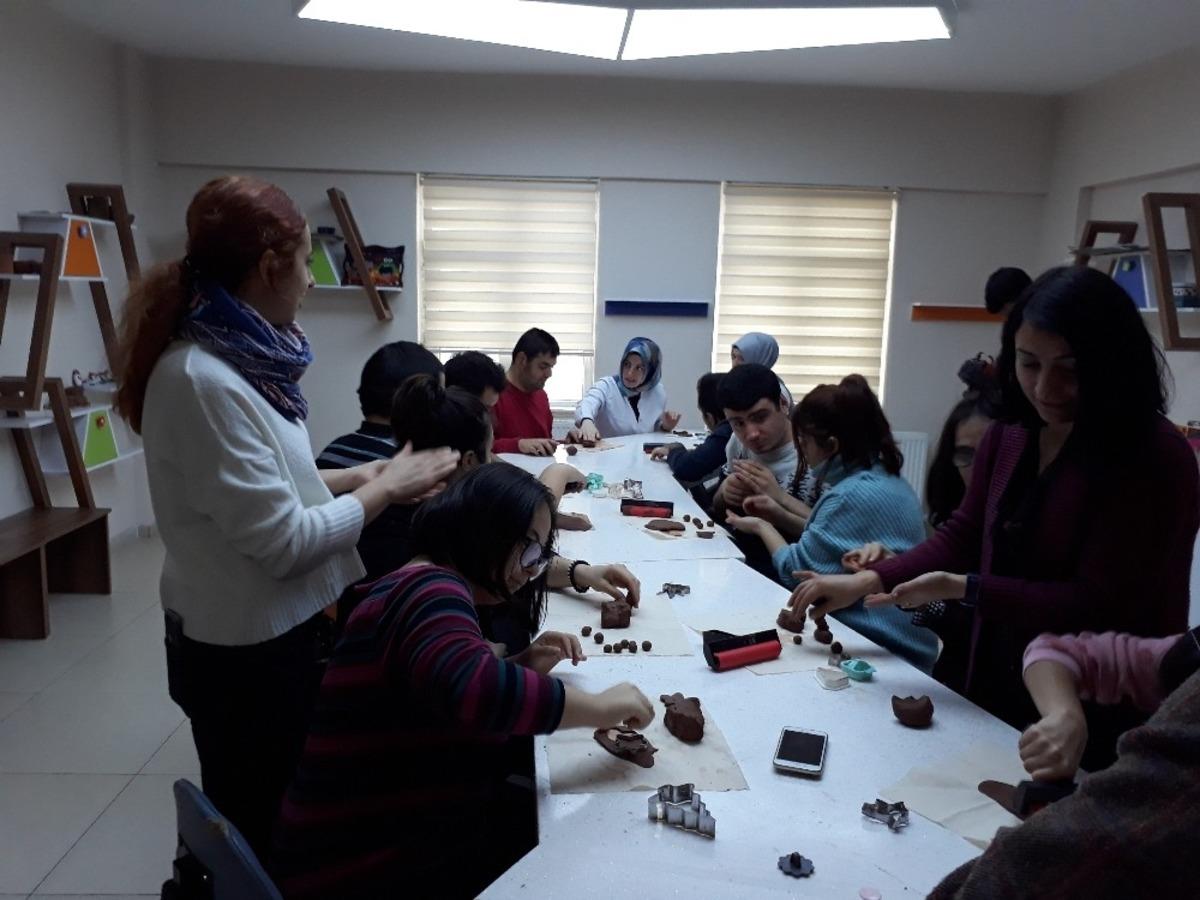 Engelli gen&ccedil;ler yeni yıldan sağlık ve mutluluk diledi