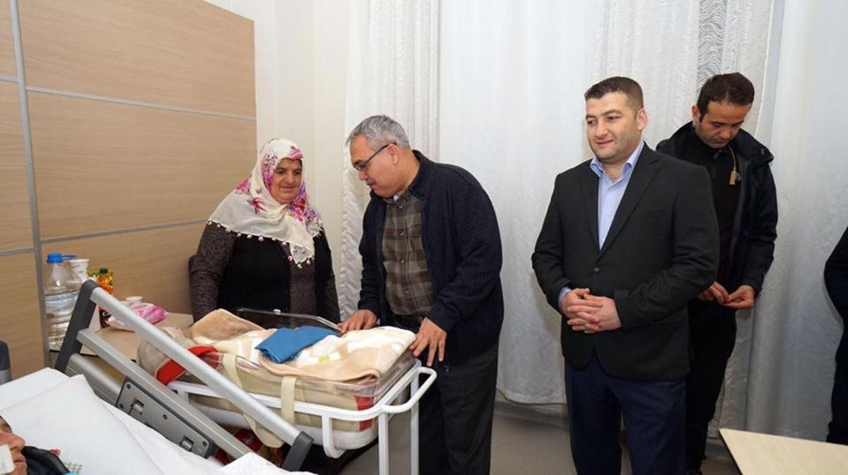Vali G&uuml;nd&uuml;z&ouml;z, yılın ilk bebeklerini ziyaret etti