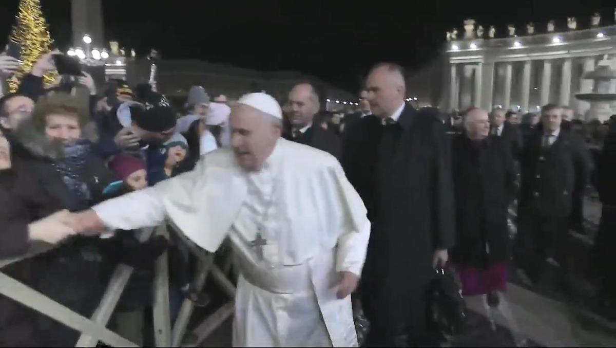 Papa Francis elini bırakmayan kadına tepkisini b&ouml;yle g&ouml;sterdi