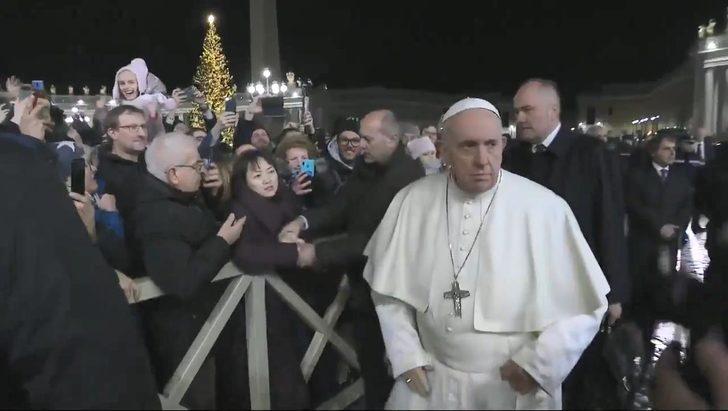Papa Francis elini bırakmayan kadına tepkisini böyle gösterdi G2