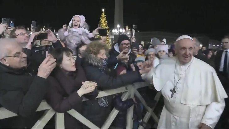 Papa Francis elini bırakmayan kadına tepkisini böyle gösterdi G3