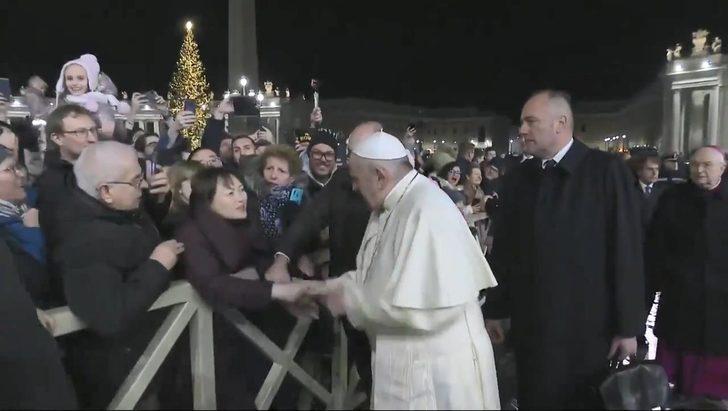 Papa Francis elini bırakmayan kadına tepkisini böyle gösterdi G5