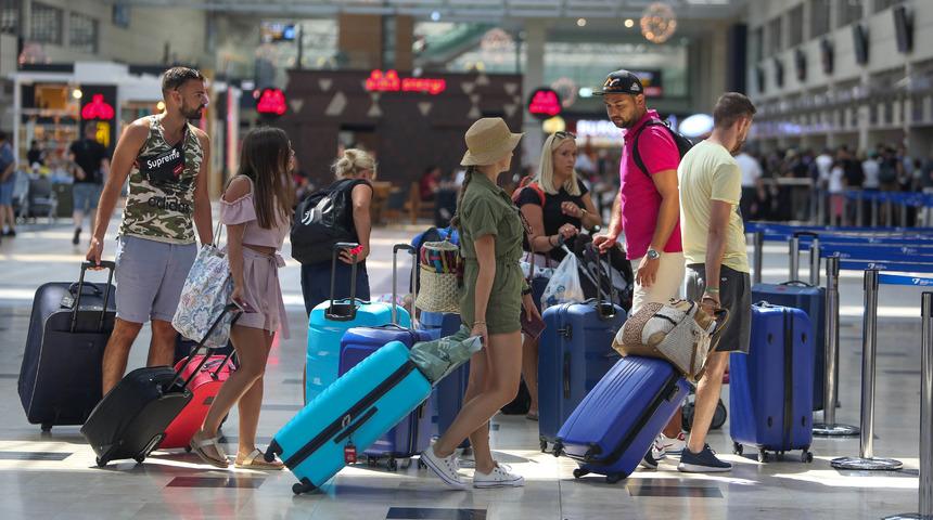 75,7 milyon kişi son 8 ayda hava yolunu kullandı