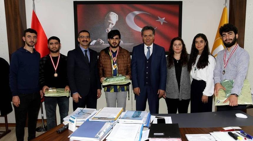 Satran&ccedil;ta dereceye girenler kupalarını aldı