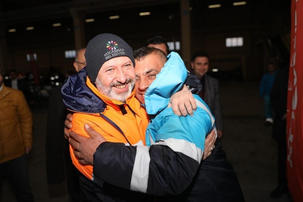 Başkan &Ccedil;olakbayrakdar, daha kaliteli hizmet i&ccedil;in iş&ccedil;ilere kışlık kıyafet dağıttı