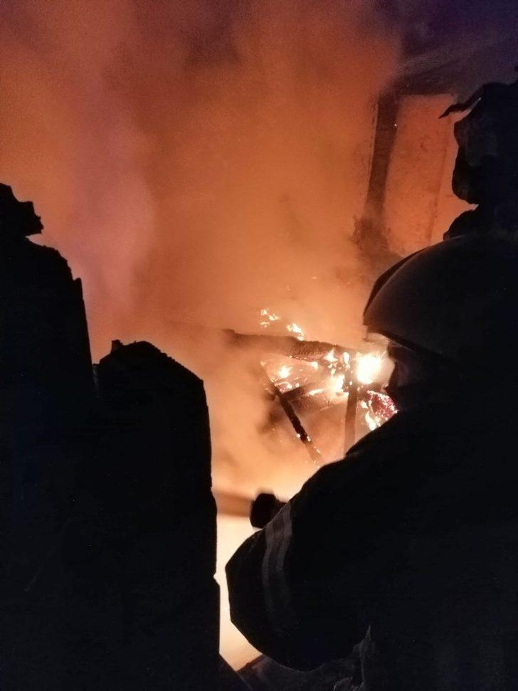 Demirci’de ev ve hayvan damı yandı Son Dakika Haberler