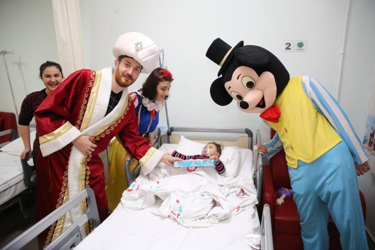 Altınordu&rsquo;da &ccedil;ocuklar ve yurtta kalan &ouml;ğrenciler unutulmadı