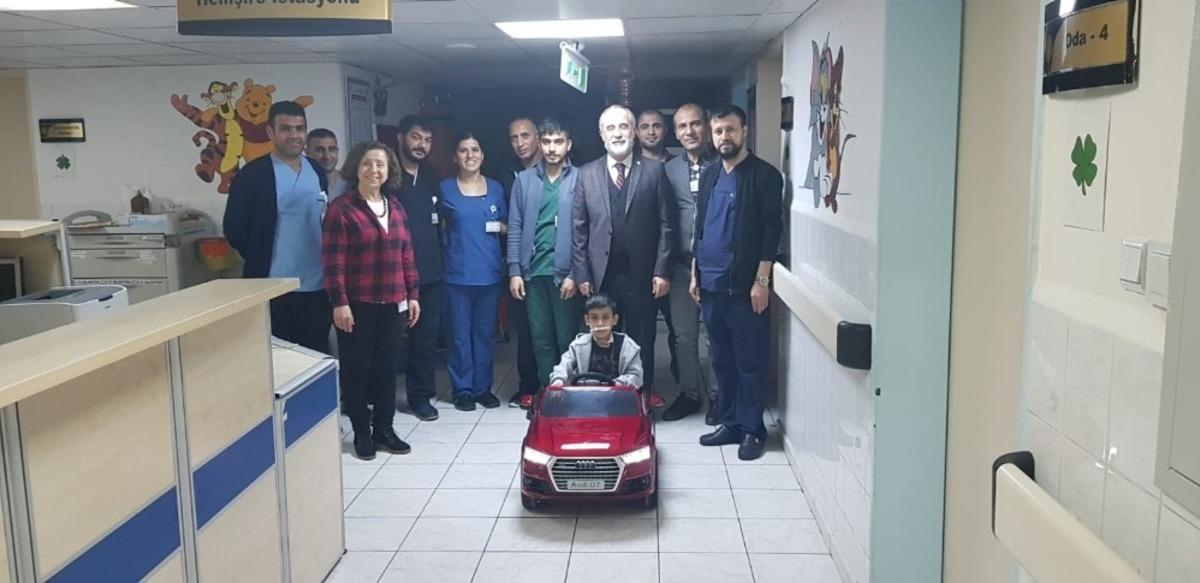 D&Uuml; Hastaneleri Başhekimi Kadiroğlu, yeni yıla hastanede hasta, hasta yakını ve &ccedil;alışanlarla girdi