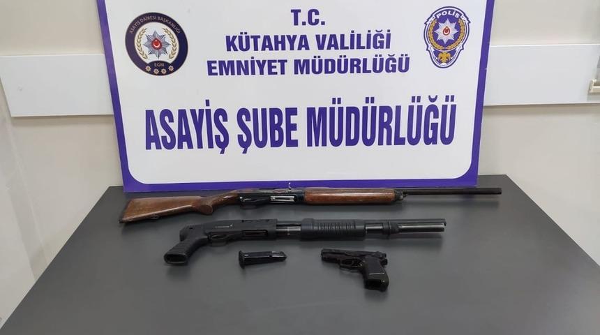 K&uuml;tahya&rsquo;da eski eşini silahla tehdit ve darp eden şahıstan cephanelik &ccedil;ıktı