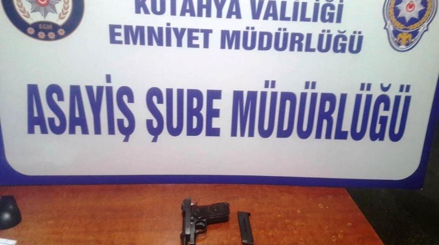 K&uuml;tahya&rsquo;da ş&uuml;pheli şahsın &uuml;zerinde tabanca ele ge&ccedil;irildi.