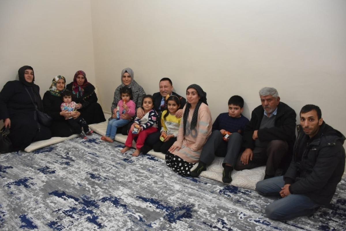 Başkan Beyoğlu yeni yıla girilirken yetimlerin y&uuml;z&uuml;n&uuml; g&uuml;ld&uuml;rd&uuml;